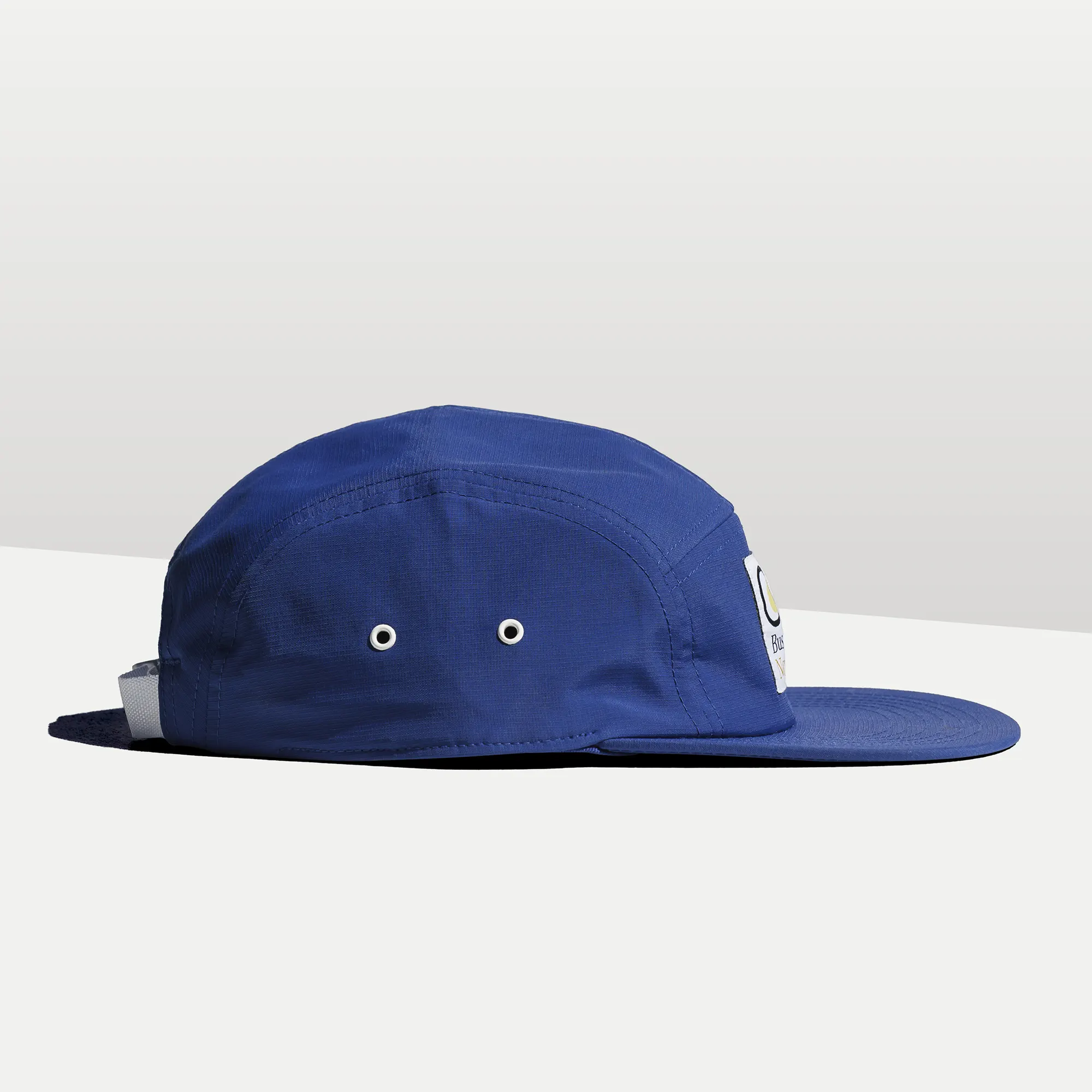 Entdecke die Hat of New Work von Business Nomad: stylishe 5-Panel-Cap aus Mini Ripstop Fabric in blau