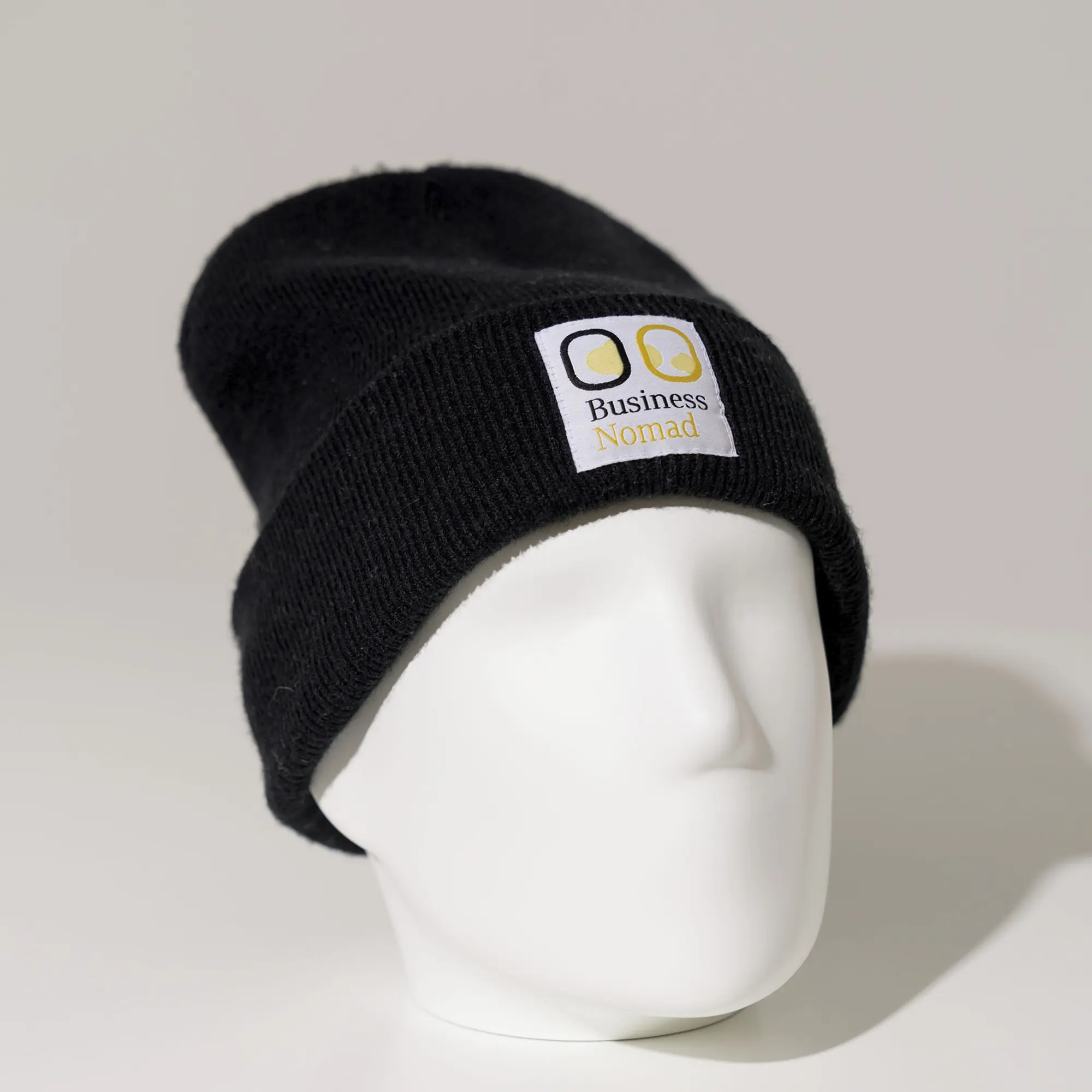 Entdecke die Hat of Sales von Business Nomad: doppellagig gestrickte Beanie in schwarz