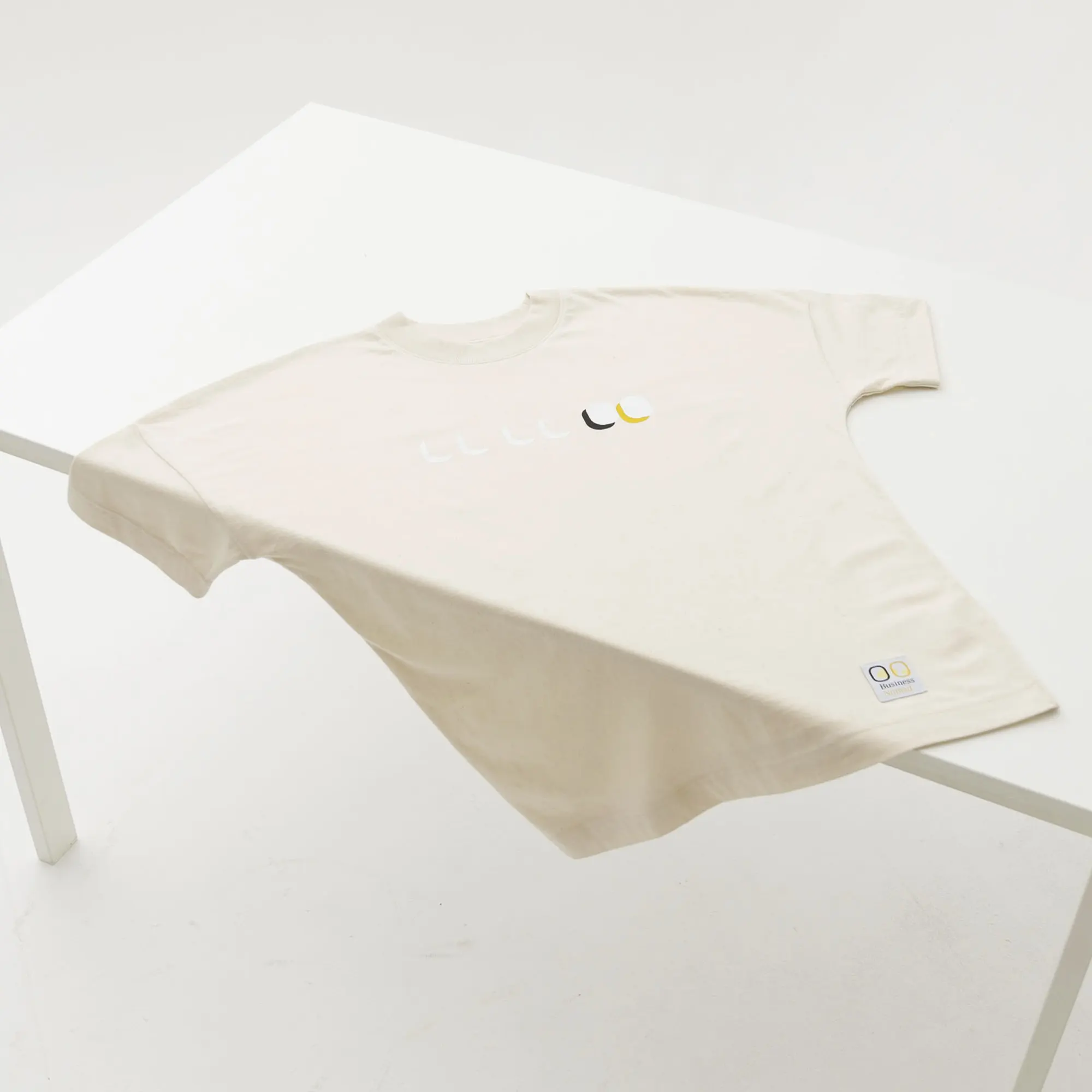 Kaufe das Executive Short Sleeve White von Business Nomad: stylishes unisex oversized T-Shirt in weiß aus 100% gekämmter ringgesponnener Bio-Baumwolle